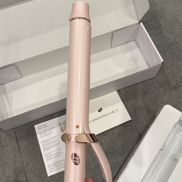 New T3 SinglePass Curl, Extra-Long Barrel Curling Iron with Ceramic Barrel - Picture 7 of 16